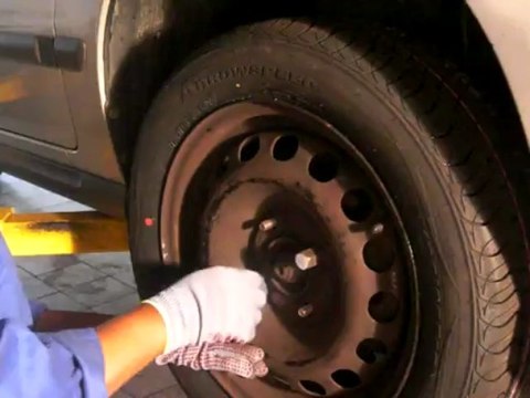 Changing the tire using the tire changer and tire balancing machine 11