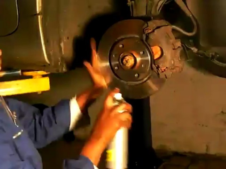 Changing the brake disc and brake pad of peugeot 206 9