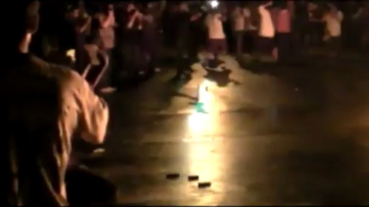 Brésil : Un policier jette son arme à feu et rejoint les manifestants