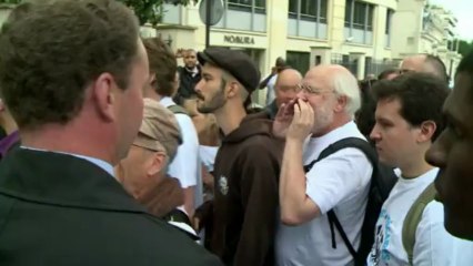 Hollande 'won't allow cuts to interfere with growth'