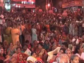 Индуисты чествуют священную реку Ганг