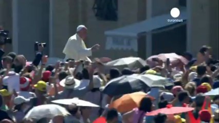 Papa Francesco accoglie ragazzo down sulla Papamobile