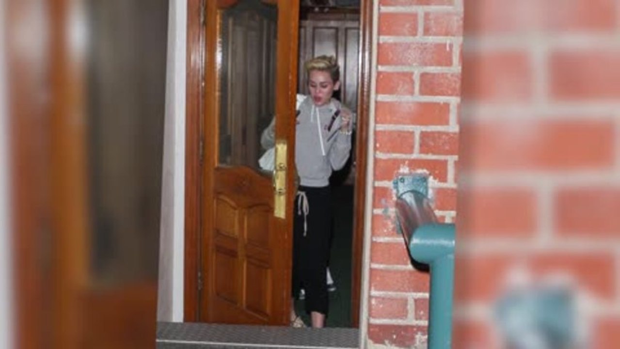 Miley Cyrus Exits With Dirty Mouth at Doctor's Office