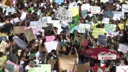 Mais de 20 mil manifestantes em Salvador