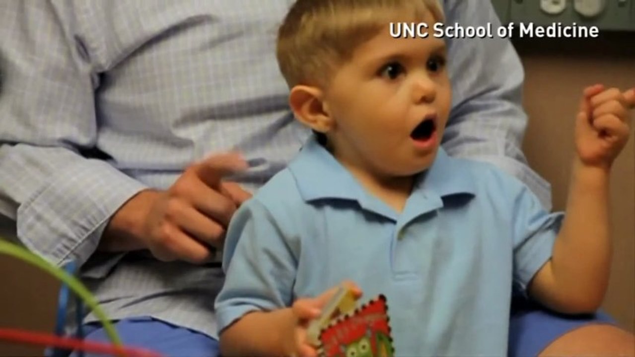 Un enfand sourd entend pour la première fois