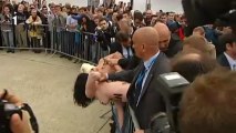 Les Femen interpellent François Hollande au Bourget