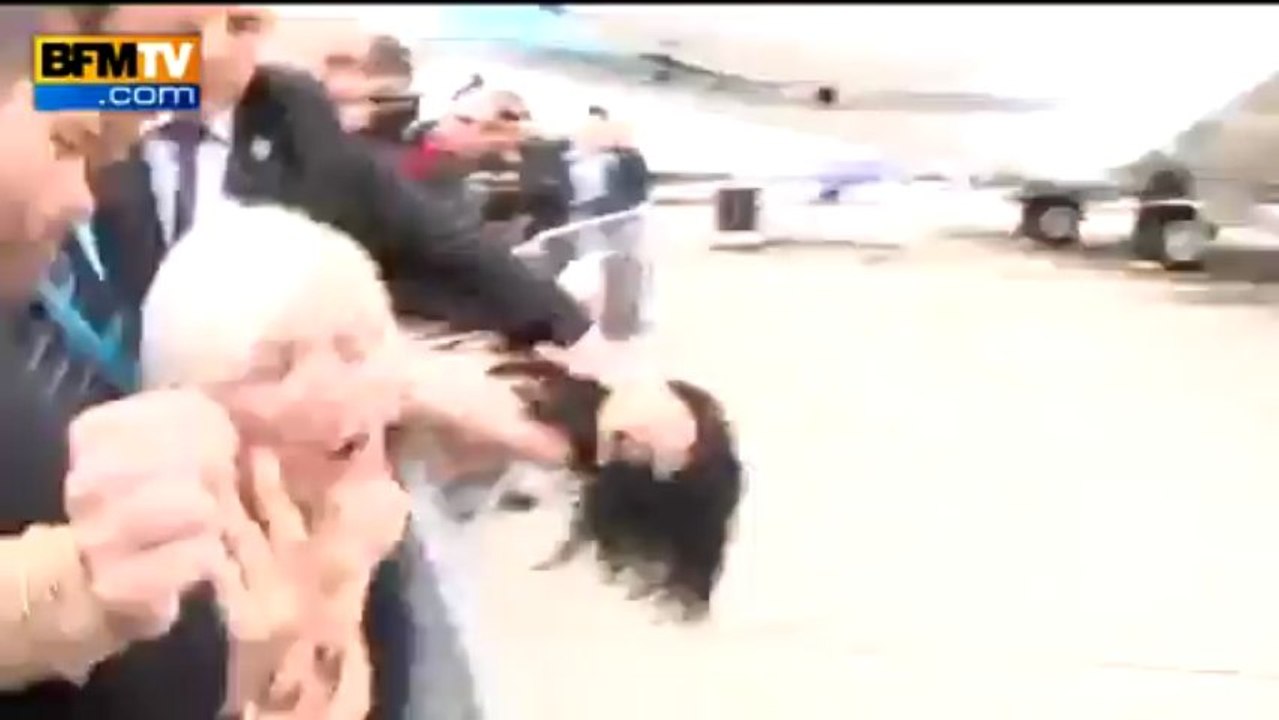 Deux Femen tentent de se jeter sur Hollande au Bourget - 21/06