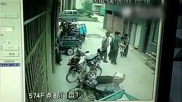 Une enfant qui chute du 4ième étage est rattrapée (Chine)