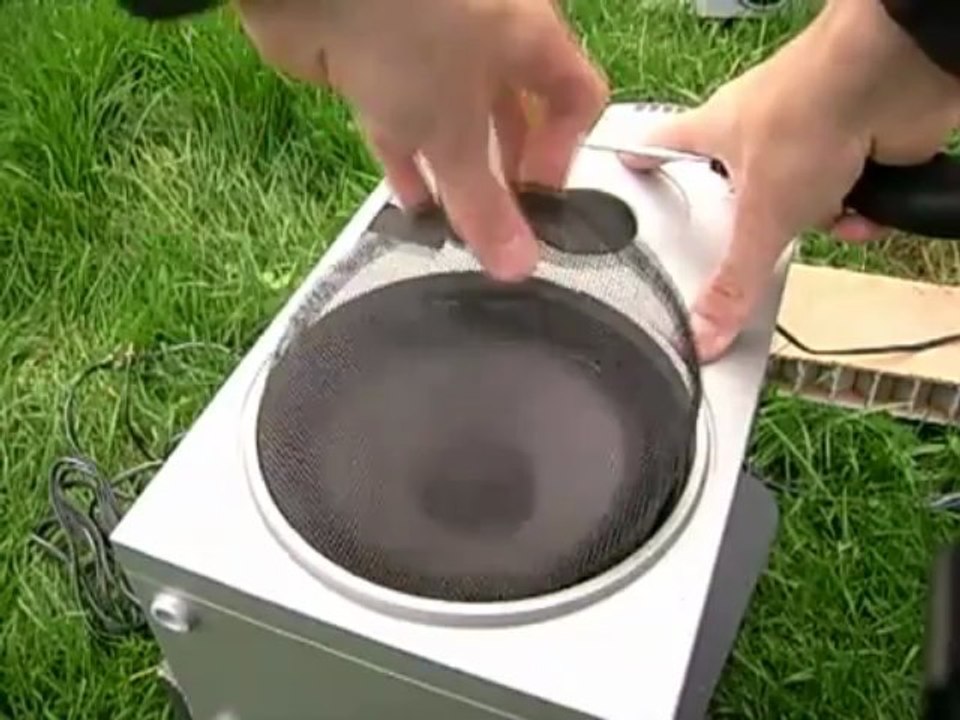 blow up speakers _ exploser un haut parleur(360p_H.264-AAC)