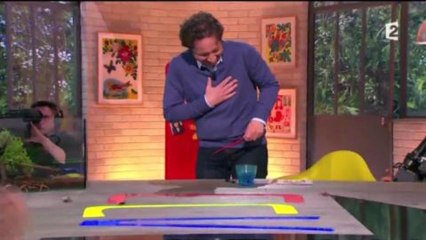 La grosse frayeur de Stéphane Bern... face à une boulette de papier