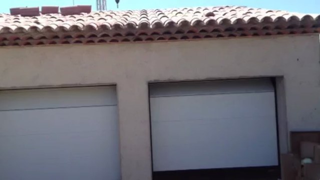 Double porte sectionnelle plafond G60 blanche finition Flair, satin motorisées posées par APG Accès Portes de Garage.