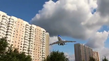 Самолет пролетает очень близко к домам