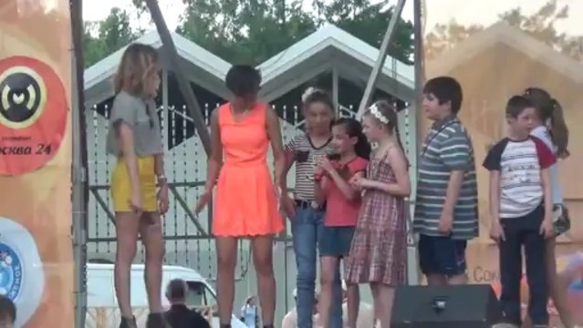 опять поют Gangnam Style