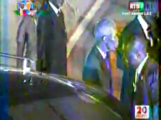 VIDEO Arrivée Barack Obama à Dakar: La famille présidentielle descend de Air Force One