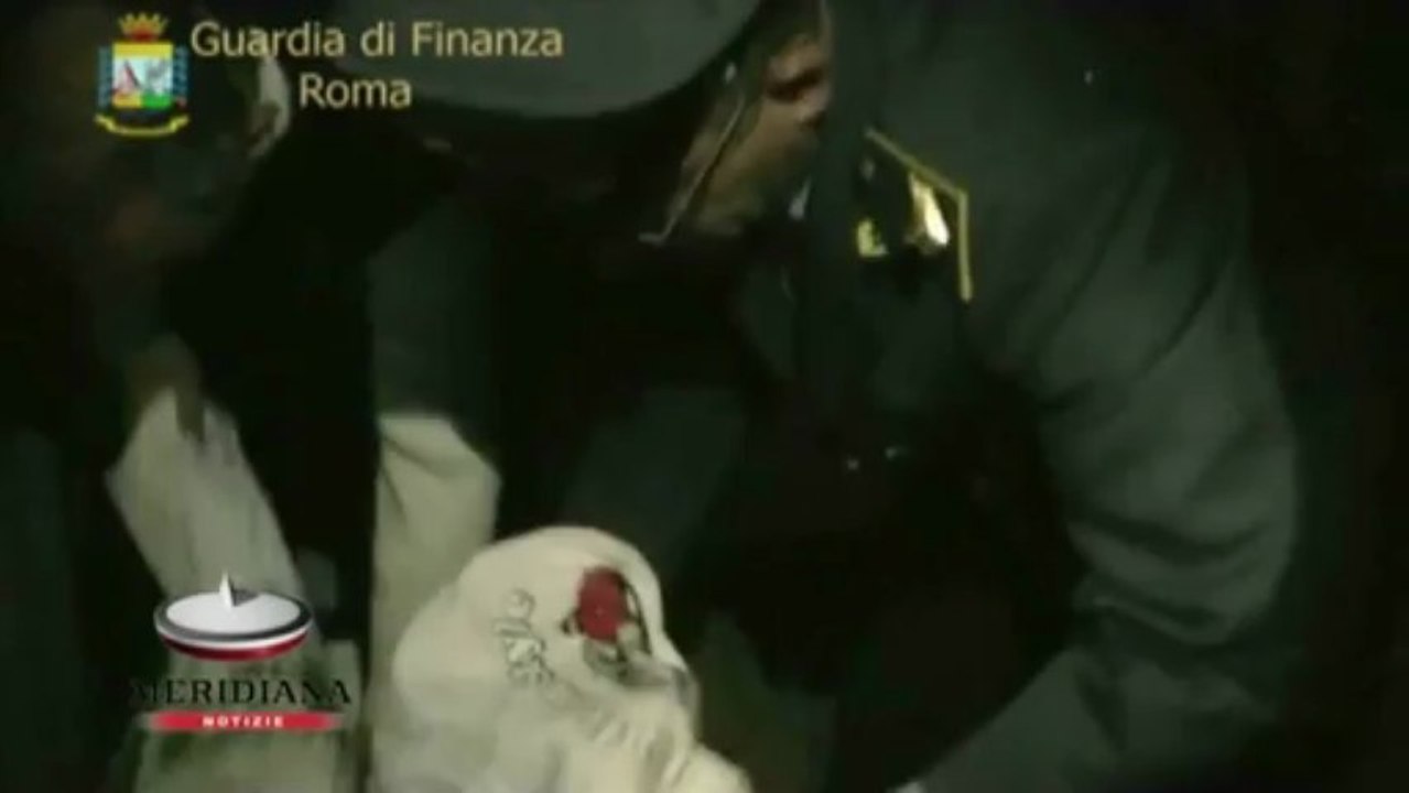 Scoperta stamperia di marchi contraffatti. 100 mila i prodotti sequestrati