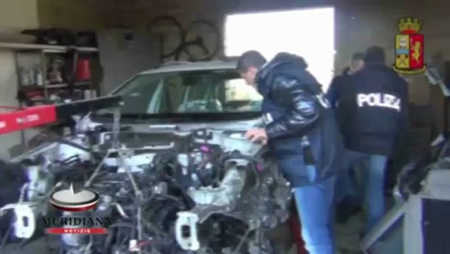 Tagliavano e smontavano auto rubate per rivenderle come nuove. Ad Albano due arresti