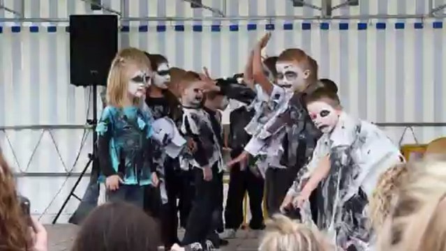 Bastien danse Thriller - Fête des ecoles 2013