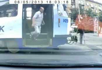 Un conducteur âgé frappe le ralentissement de traverser la rue