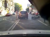 Un motard se prend une portière de voiture