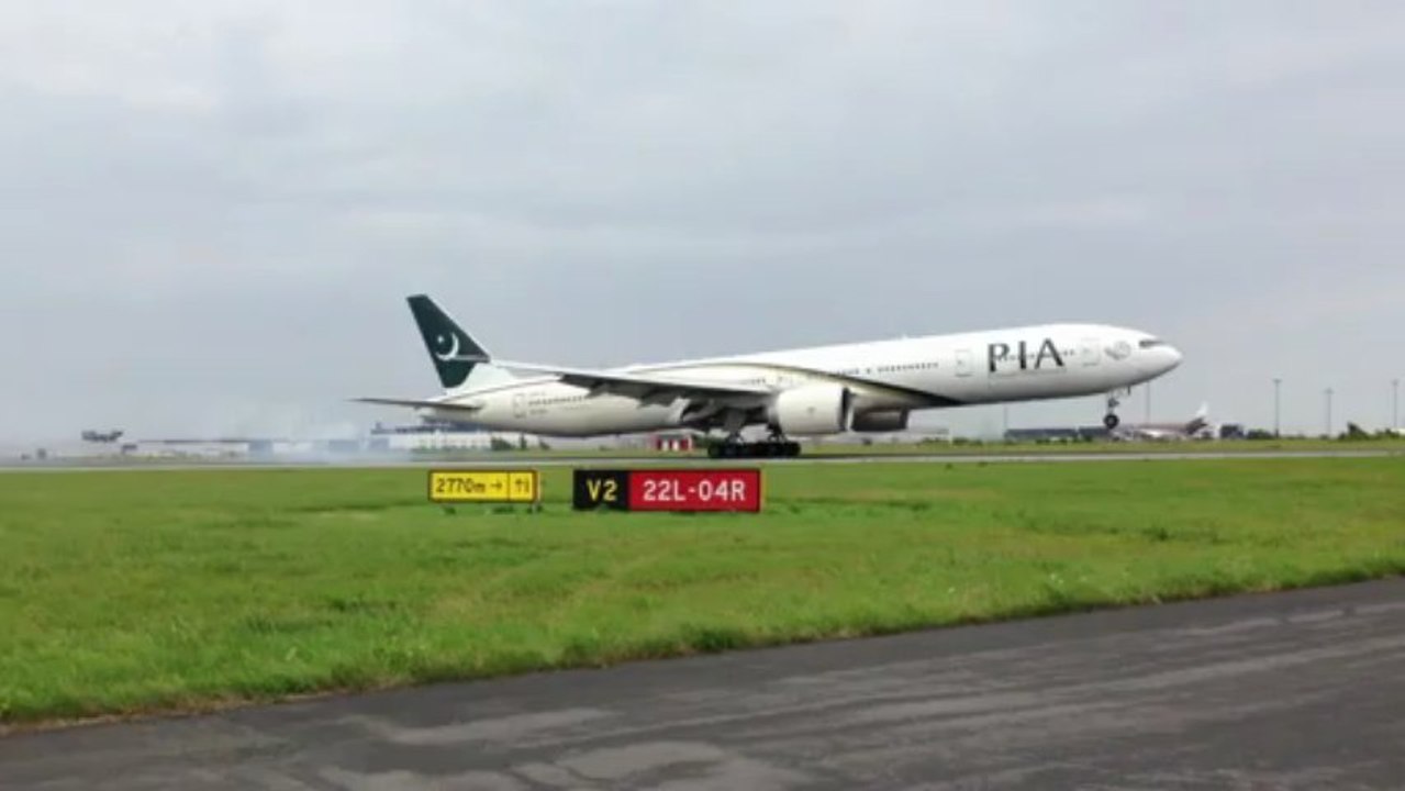 Full HD AP-BID PIA Boeing 777-340ER landing in Copenhagen Airport (CPH)