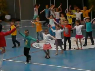 clara qui dance sur Allez Ola Olé