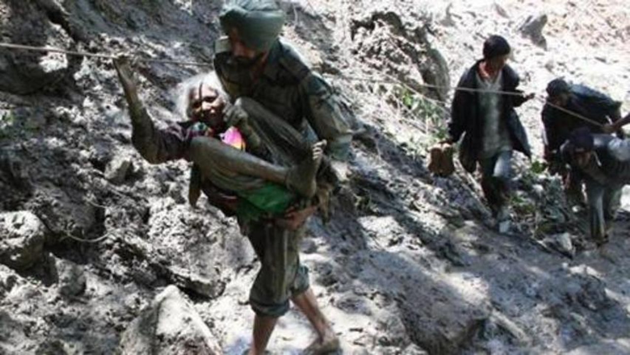 Deadly floods strand 20,000 Indians
