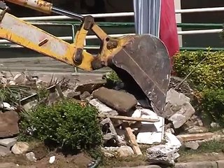 Melito (NA) - I carabinieri abbattono cappelle e case popolari (21.06.13)