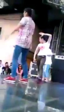 Une danseuse vietnamienne vraiment bizarre