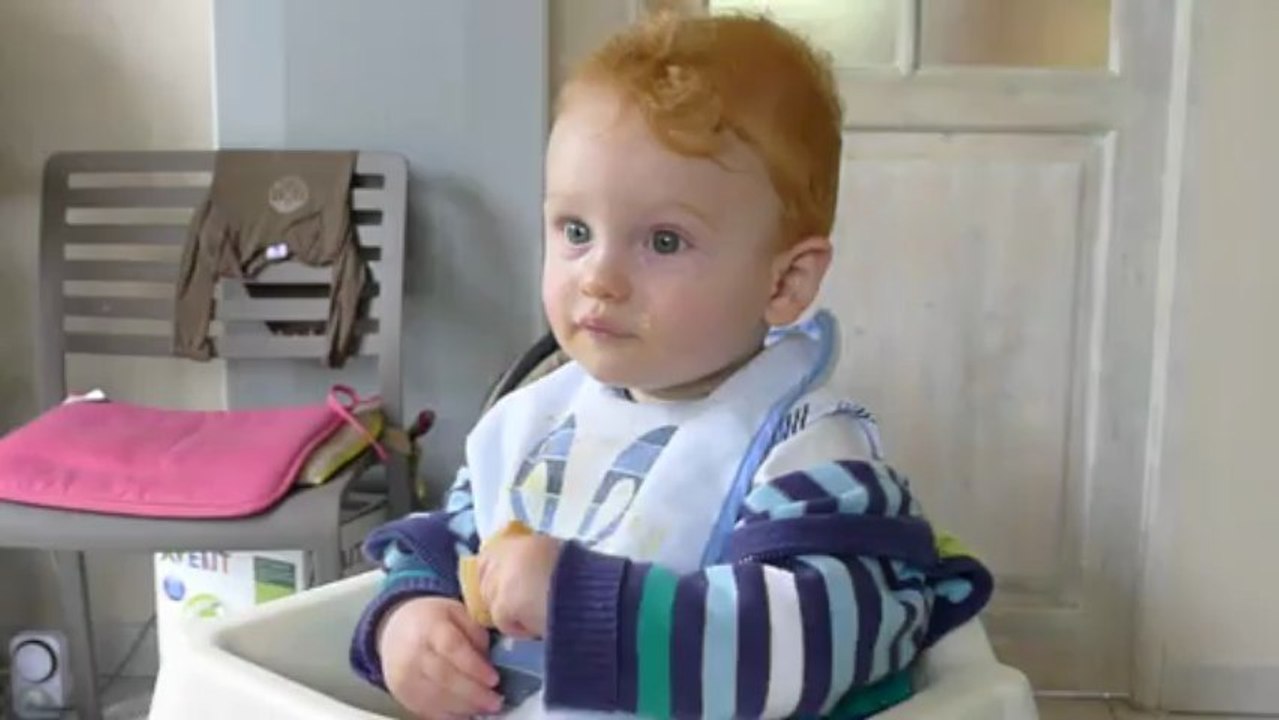 Titouan à table avec les grands