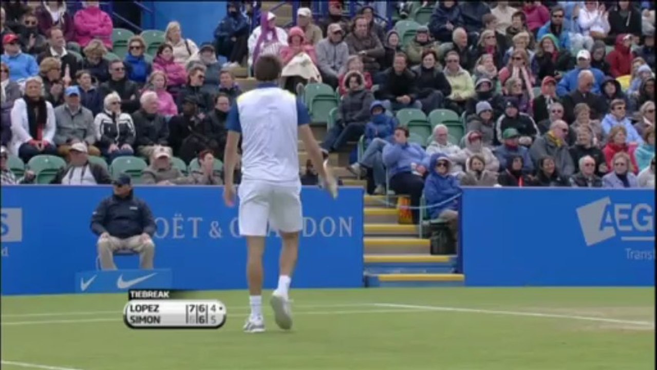 Eastbourne - Simon chute en finale