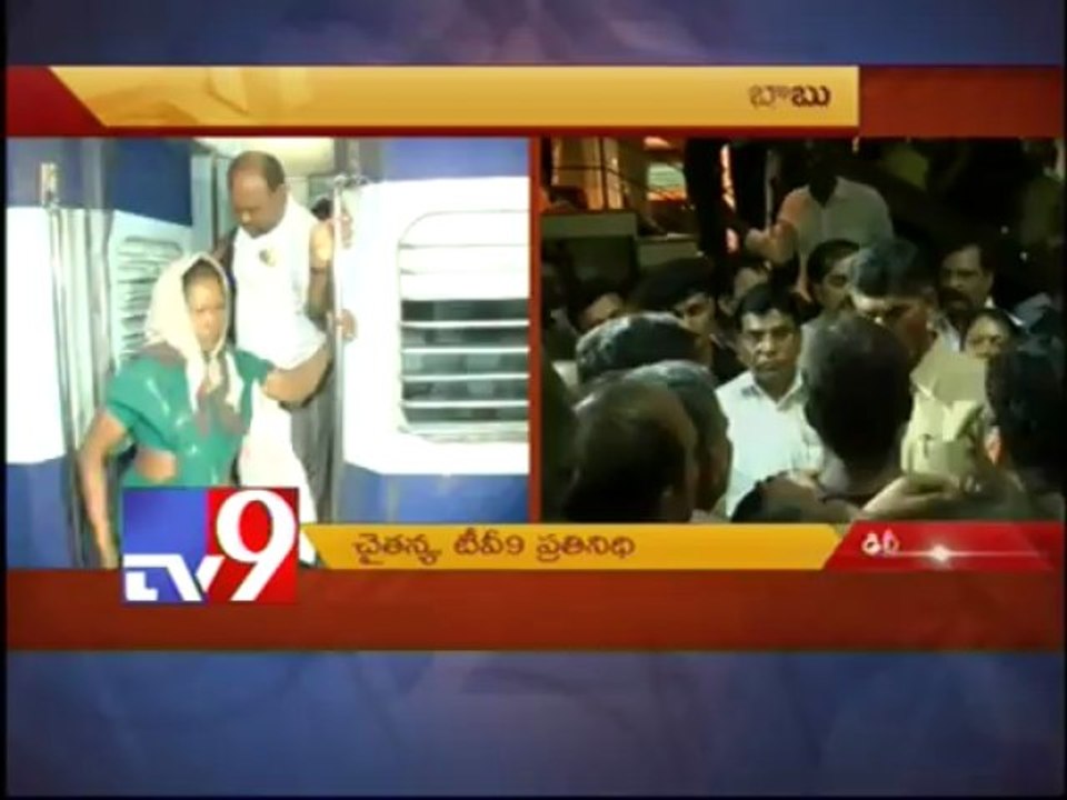 Chandrababu meets Uttarakhand victims at AP Bhavan in Delhi