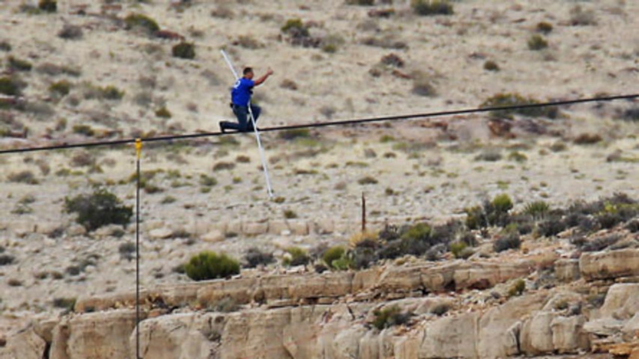 Il traverse le grand canyon sur un fil