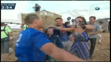 Un funambule traverse le Grand Canyon sur un fil et sans protection