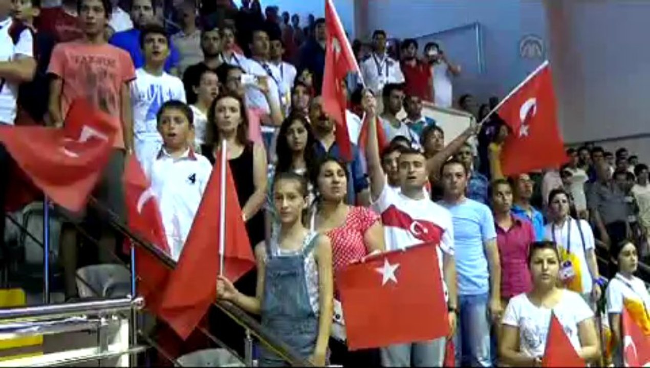 Halterde altın ve gümüş madalya