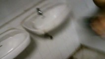 Un abruti essaye de casser un lavabo : FAIL