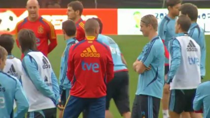 Los goles de Torres y Villa reabren el debate del 9