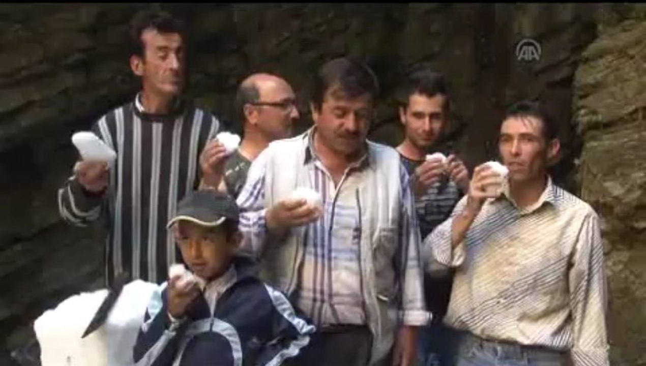 Sıcakta "karlı şerbet" içiyorlar