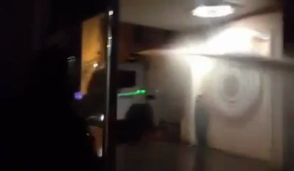 Polis Alman Hastanesi'ne Toma ile Müdahale Ediyor