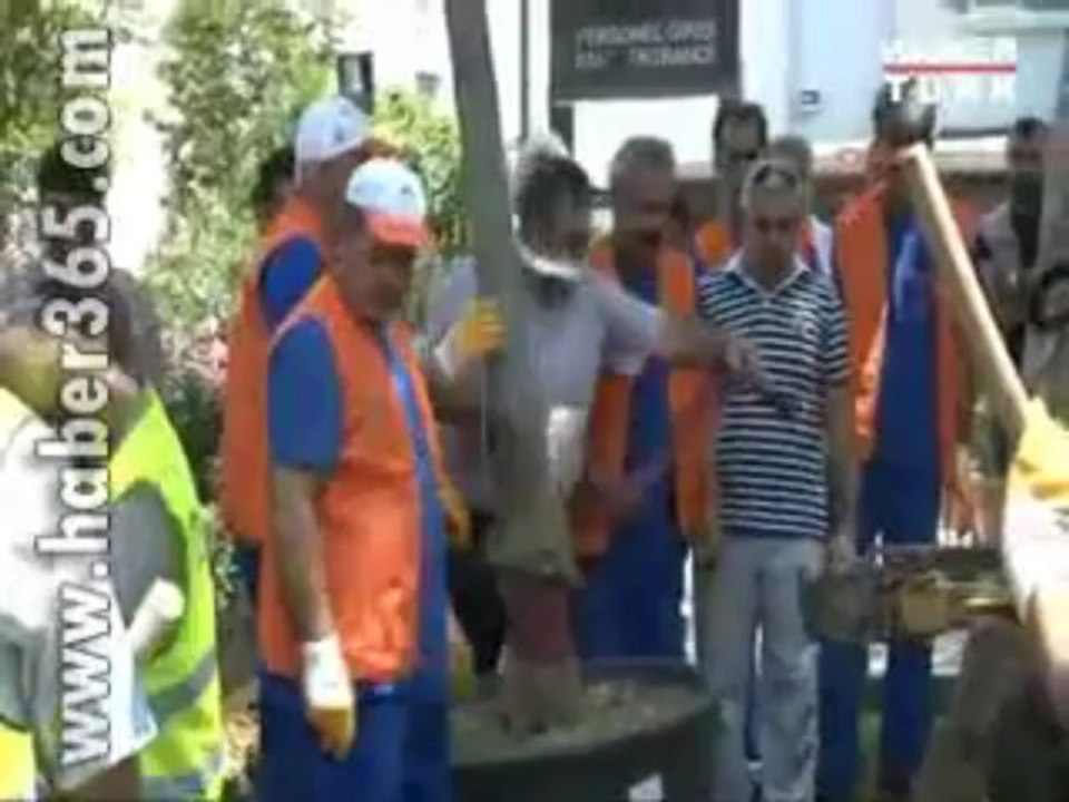 Gezi Parkı'na Ağaç Dikildi