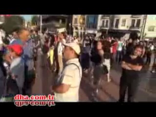 Kendisini heykele zincirledi