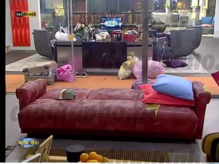 Pedro Guedes queima cobertor no pátio + dioguinho blog