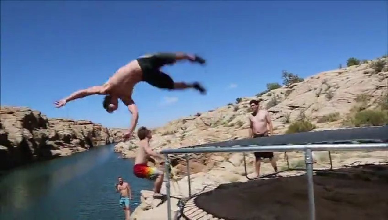 Sauter d'une falaise avec un trampoline.