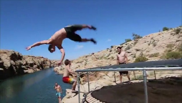 Sauter d'une falaise avec un trampoline.