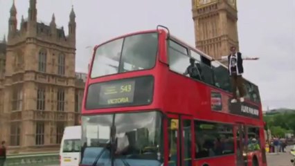 Dynamo 'levitates' on the side of a London double decker bus