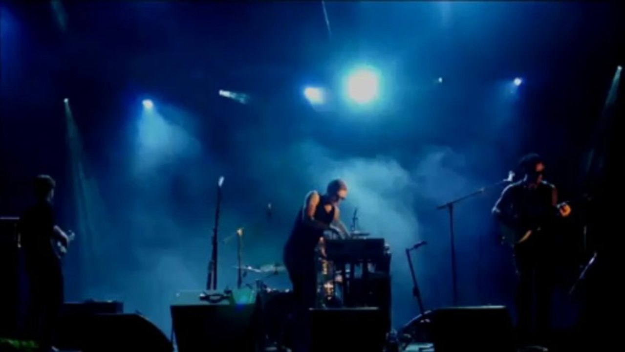 flox en concert sur la scene sur l'eau sur l'esplanade Macon pour la fête de musique