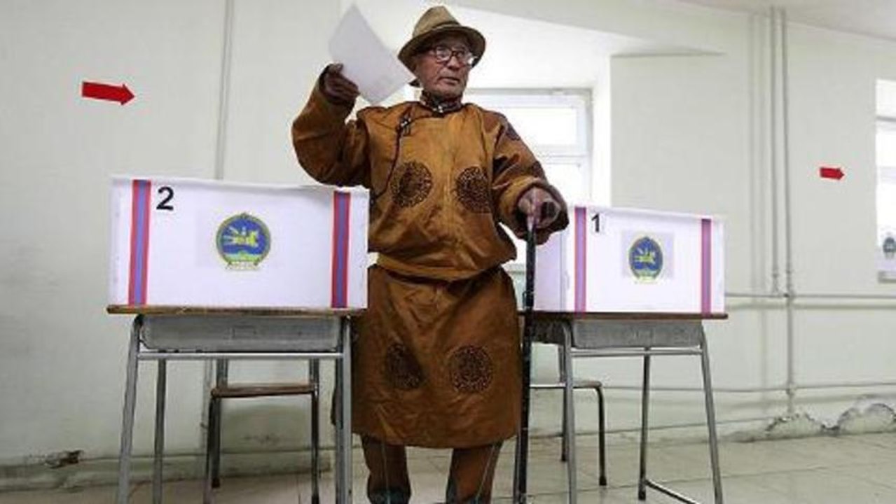 Polls close in Mongolia presidential election