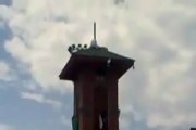 Kashmir banay ga Pakistan- Kashmiri muslims hoisting Pakistan's Flag in Srinagar on Lal Chowk