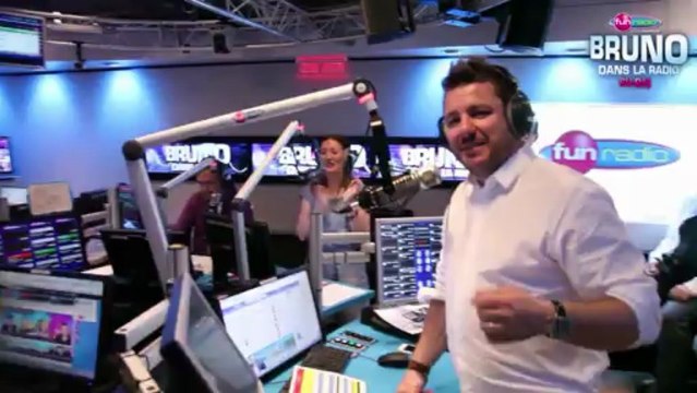 Le Défi d'Elliot - Eteindre les bougies d'anniversaire de Bruno avec ses fesses