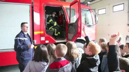 Les écoliers à la découverte de la caserne de pompiers de Marcoing
