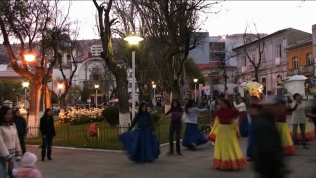 Temps flou - Bolivie La Paz Plaza Sucre Danse de fin de jour - Extrait